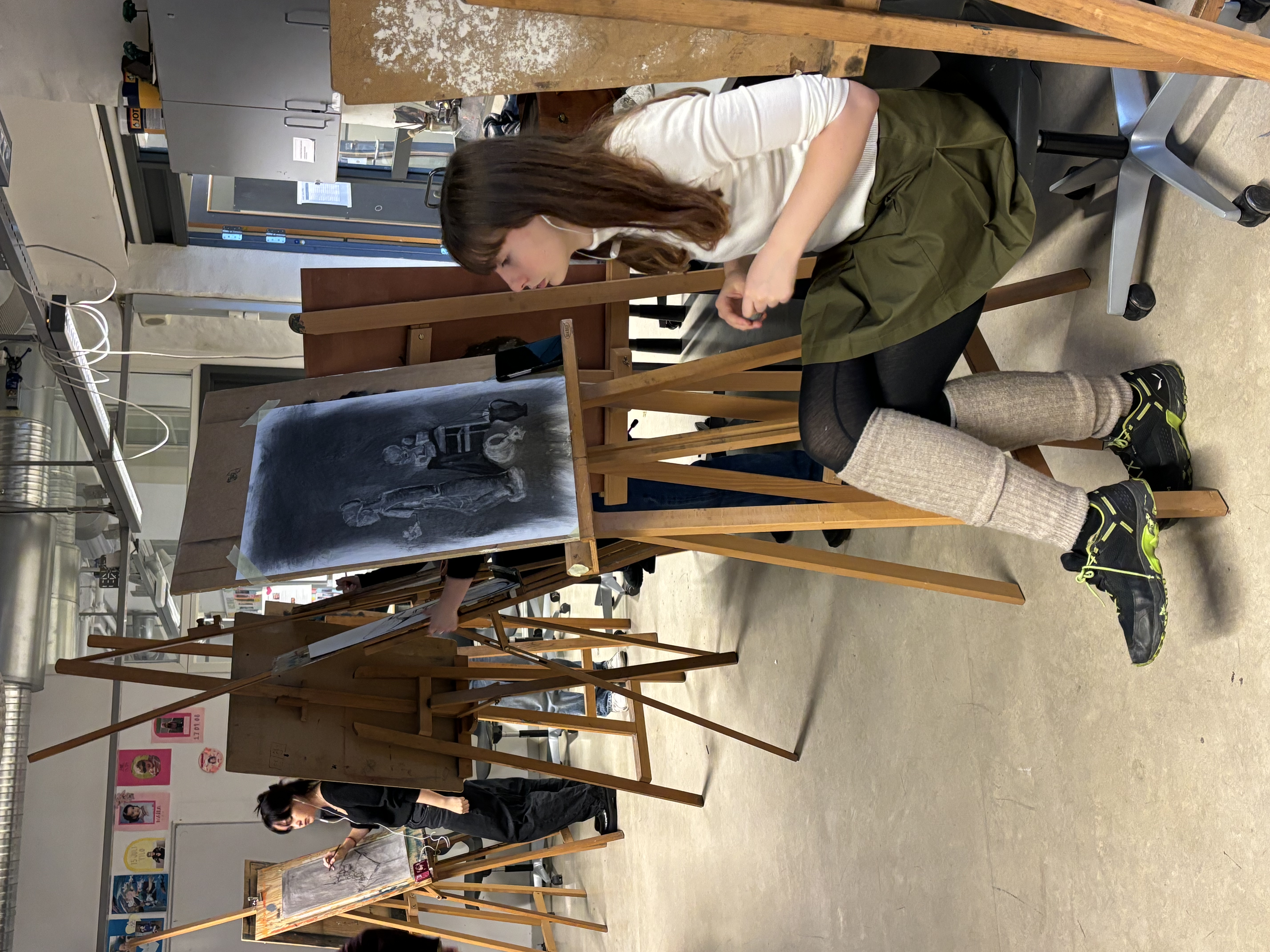 en person som sitter på en stol