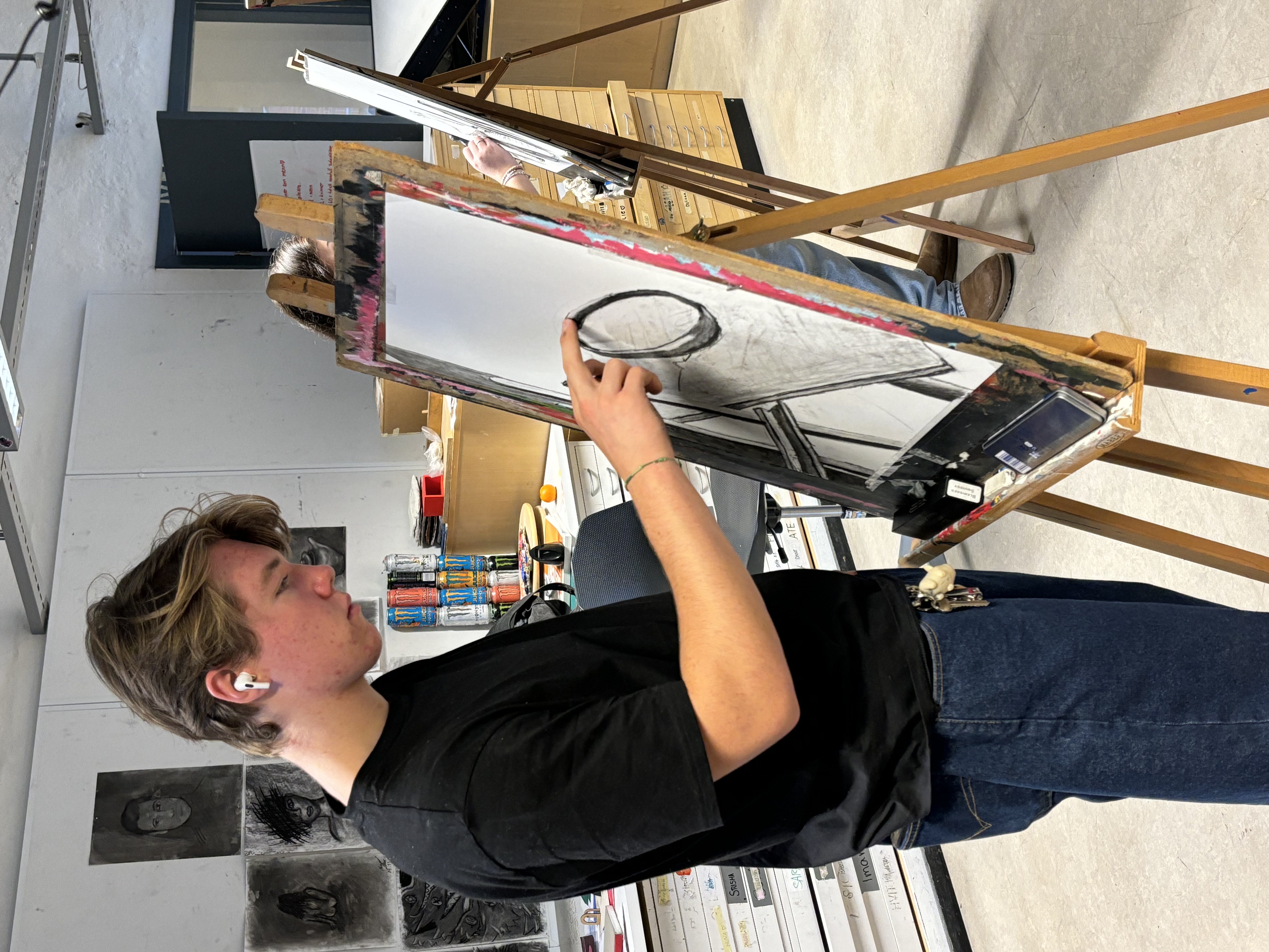 en person som maler et bilde