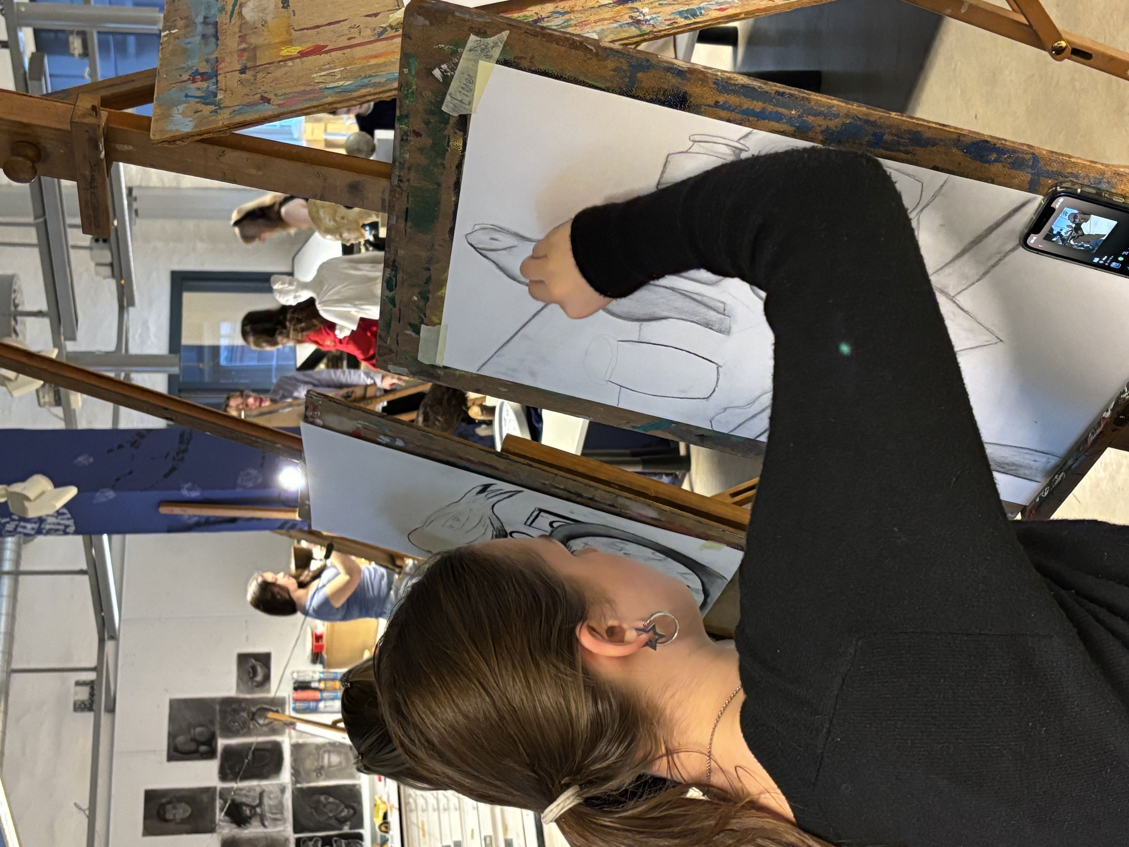 en person som maler i et rom