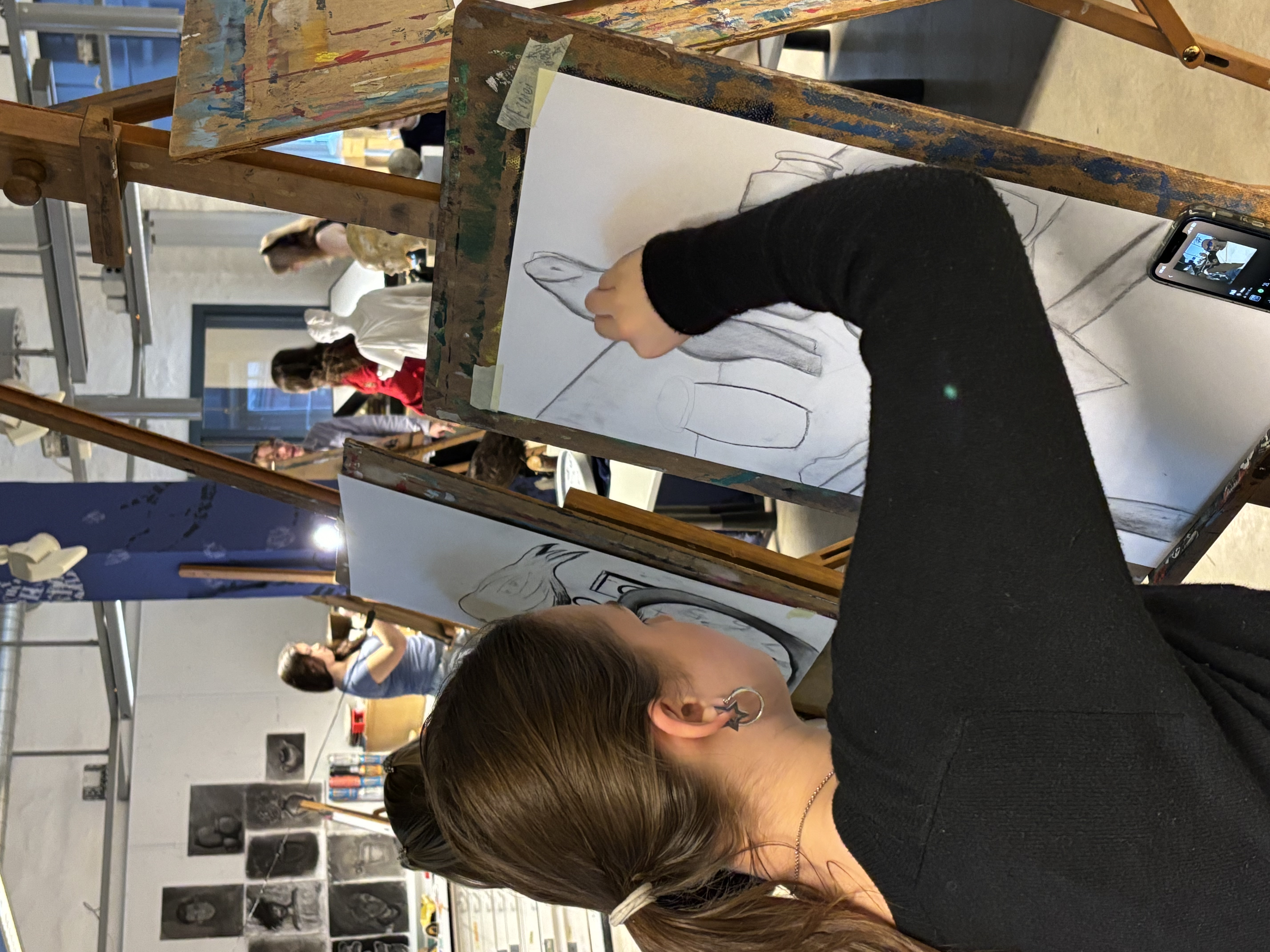 en person som maler i et rom