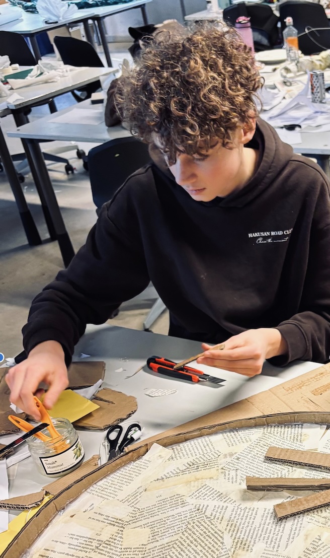 en person som sitter ved et bord