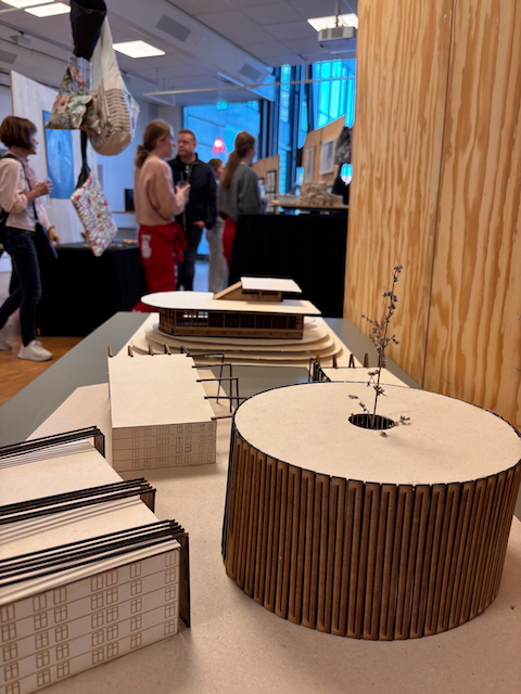 et trommesett i et rom