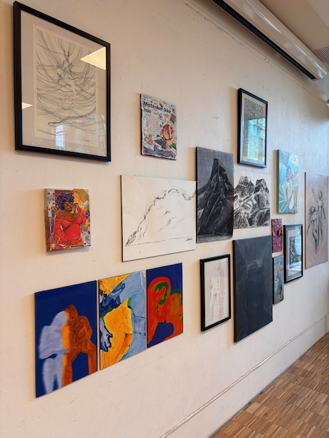 en vegg med bilder på