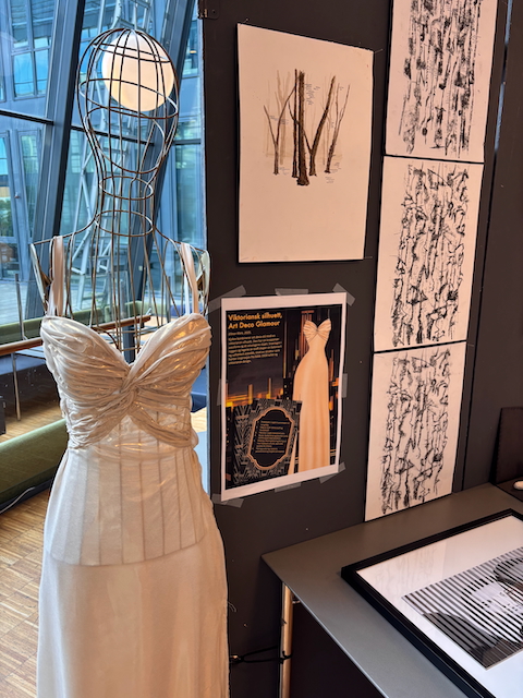 en hvit kjole på et museum