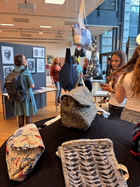 en gruppe personer i et rom