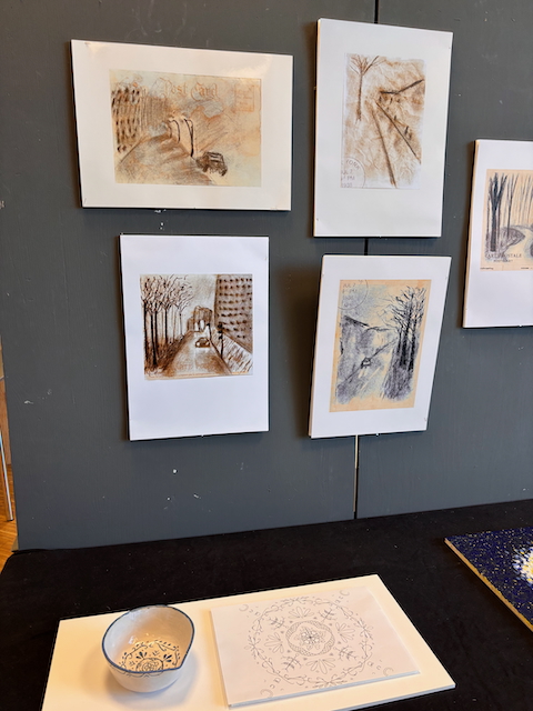 en vegg med bilder på