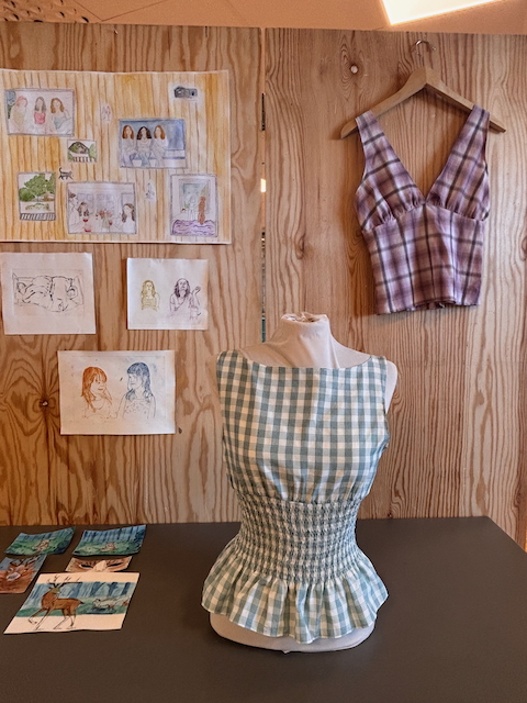 en gruppe klær på et bord