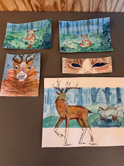 en gruppe malerier på en vegg