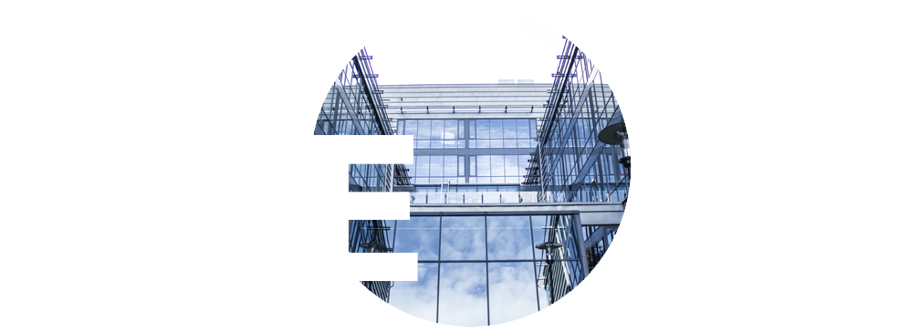 Elvebakkenlogo med glassvegg og himmel