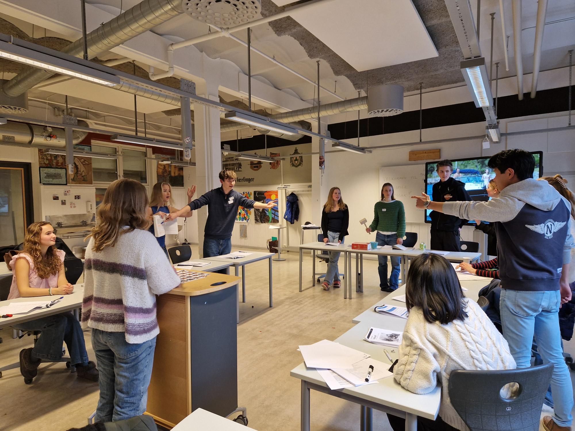 En gruppe mennesker i et rom