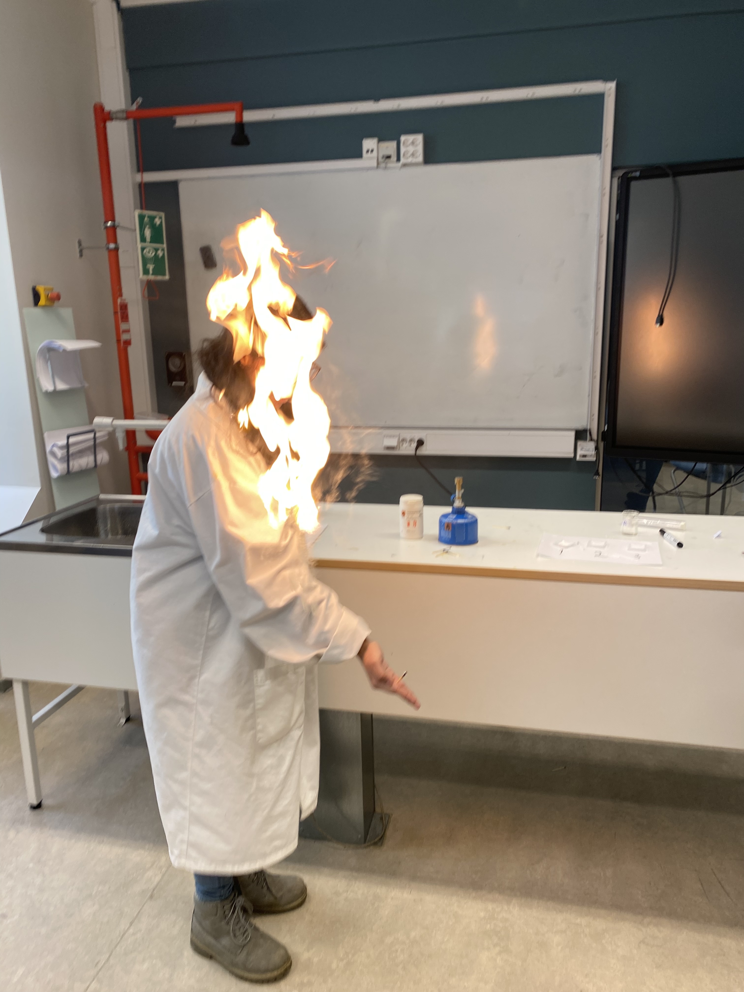 en person iført en hvit frakk