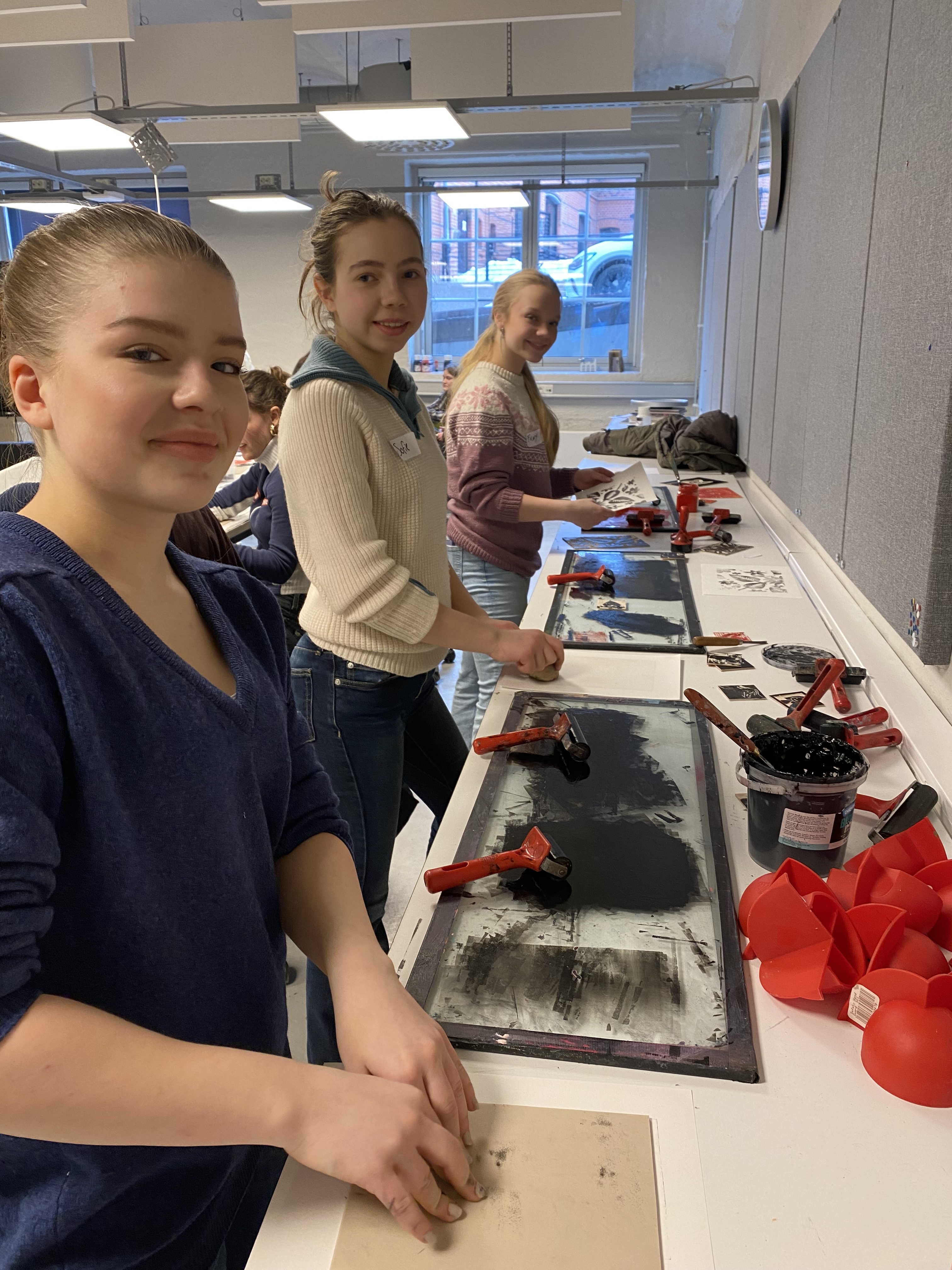 en gruppe mennesker som står rundt et bord med gjenstander på