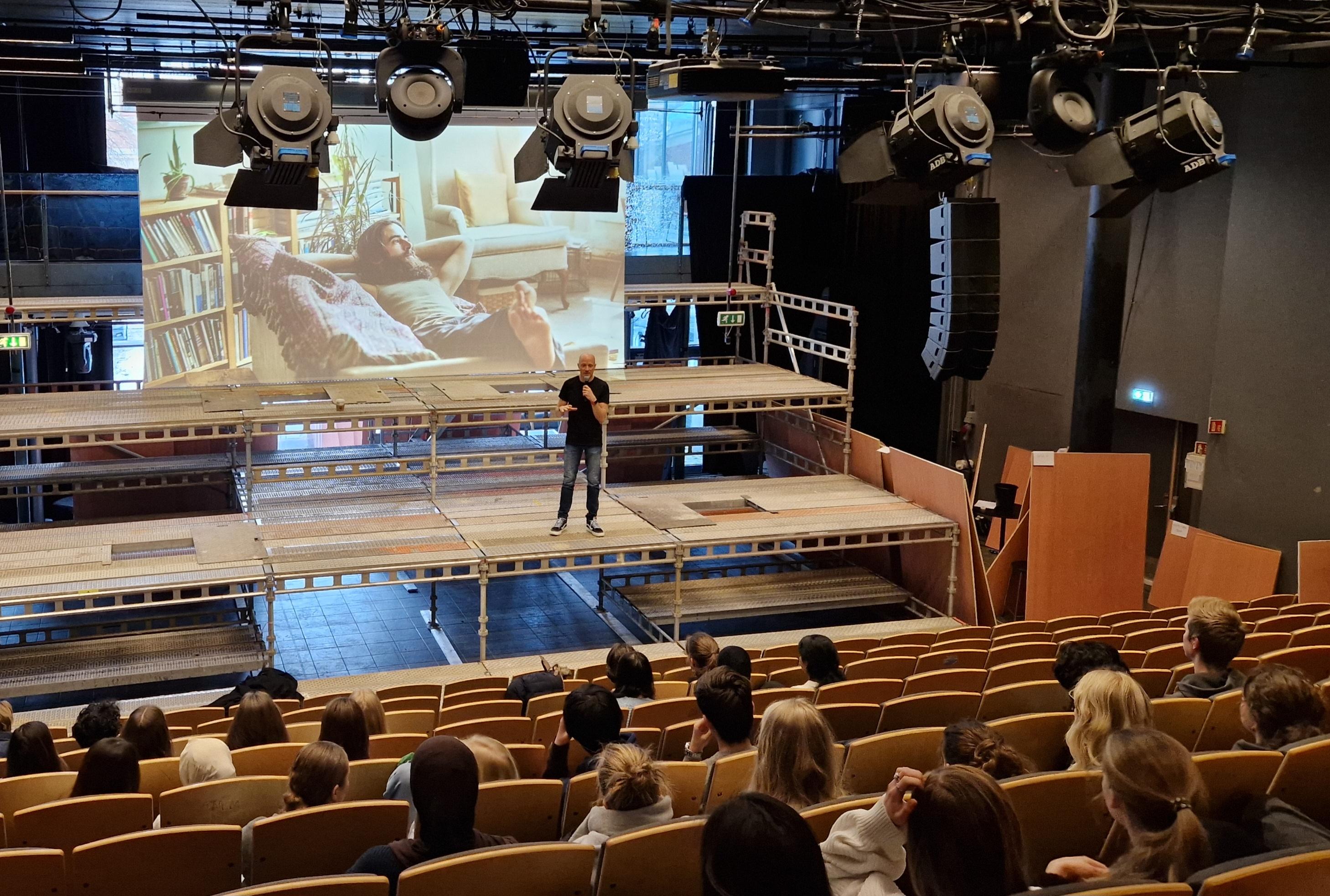 en person på en scene foran et publikum