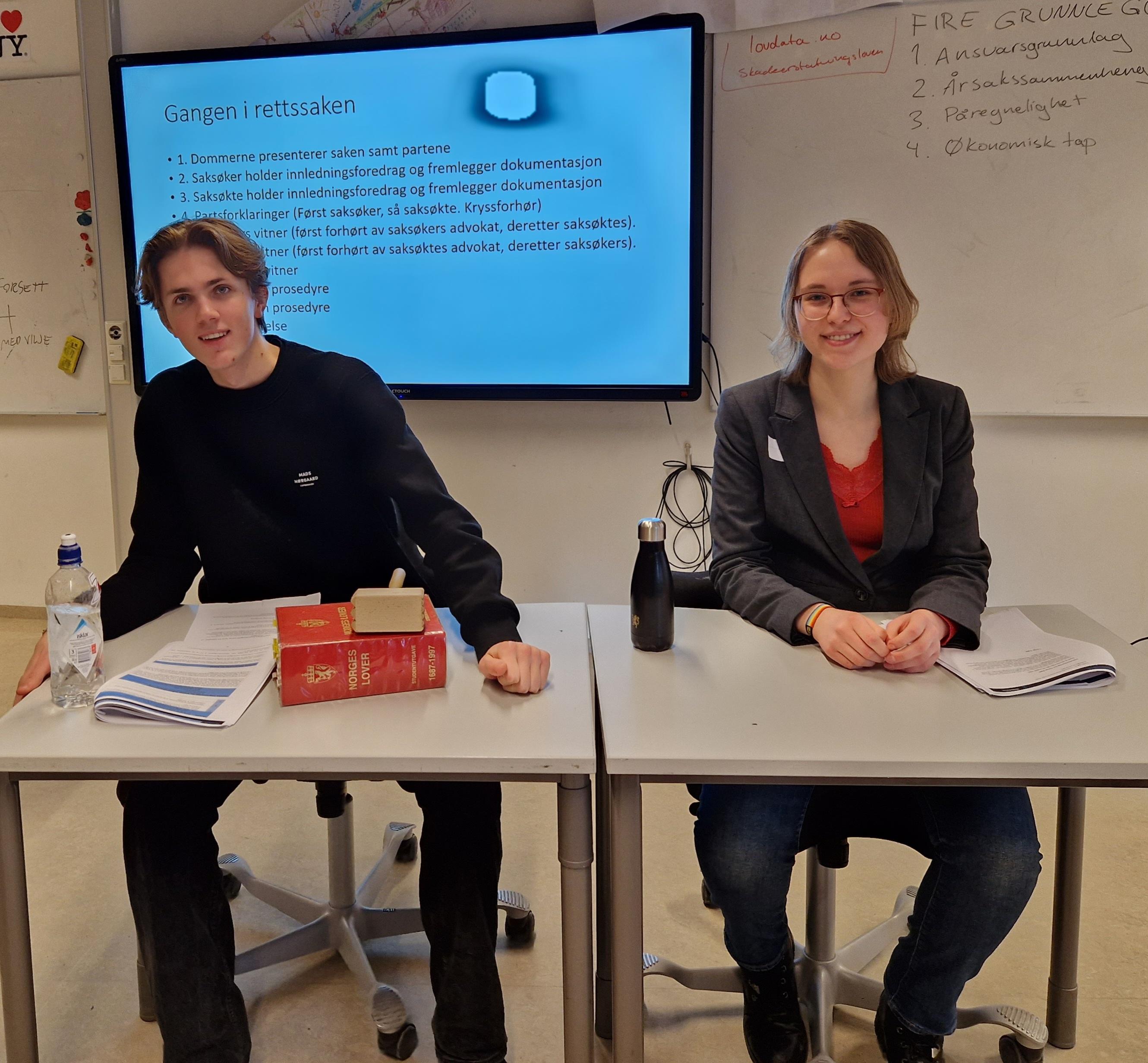 personr som sitter ved et bord
