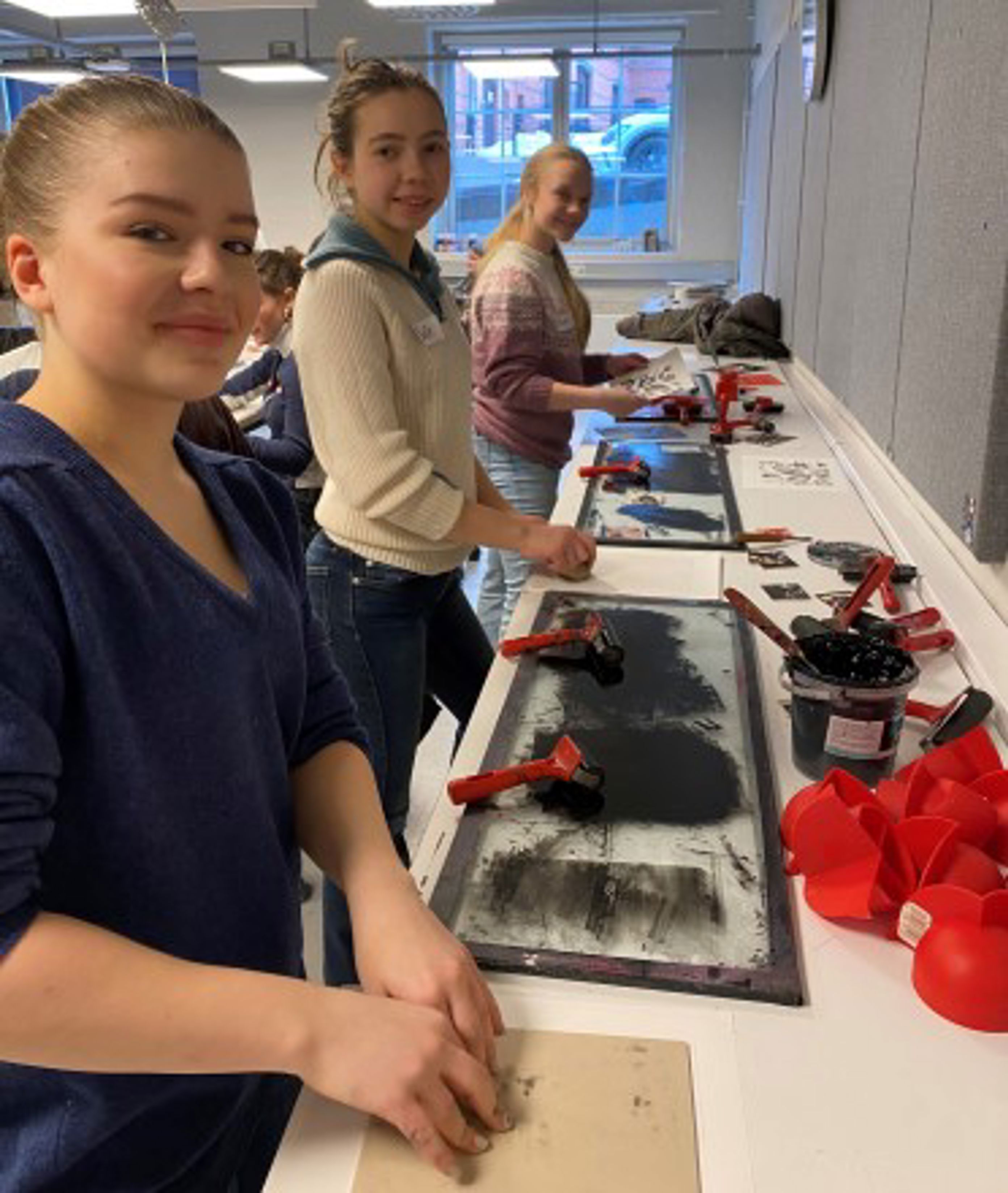 en gruppe mennesker som står rundt et bord med en modell av et skip