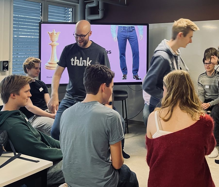 en gruppe mennesker som sitter i et rom