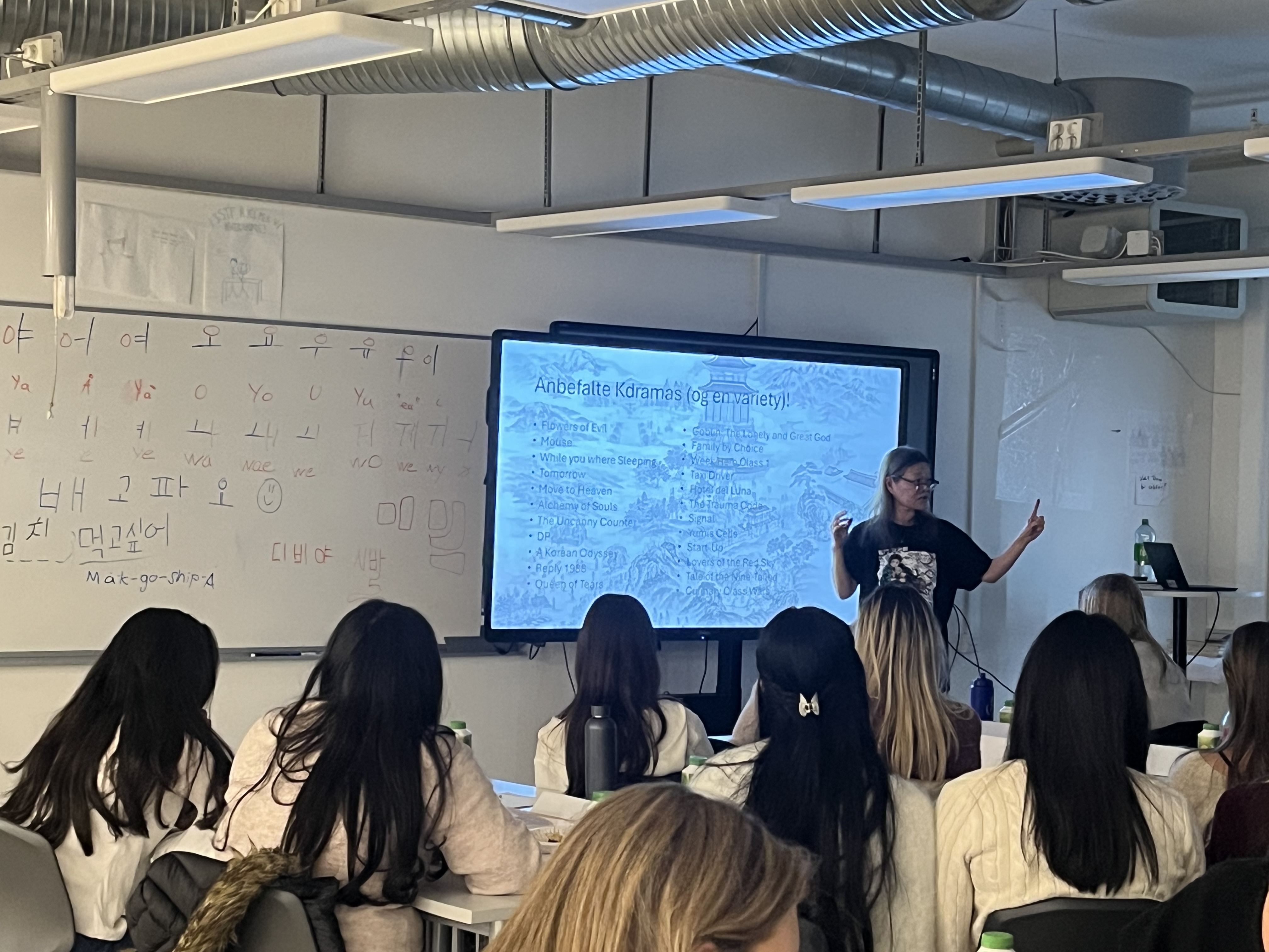 en person som holder en presentasjon for en gruppe mennesker