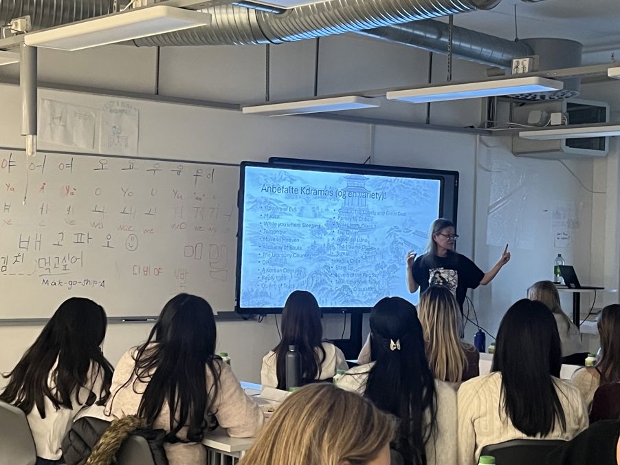 en person som holder en presentasjon for en gruppe mennesker