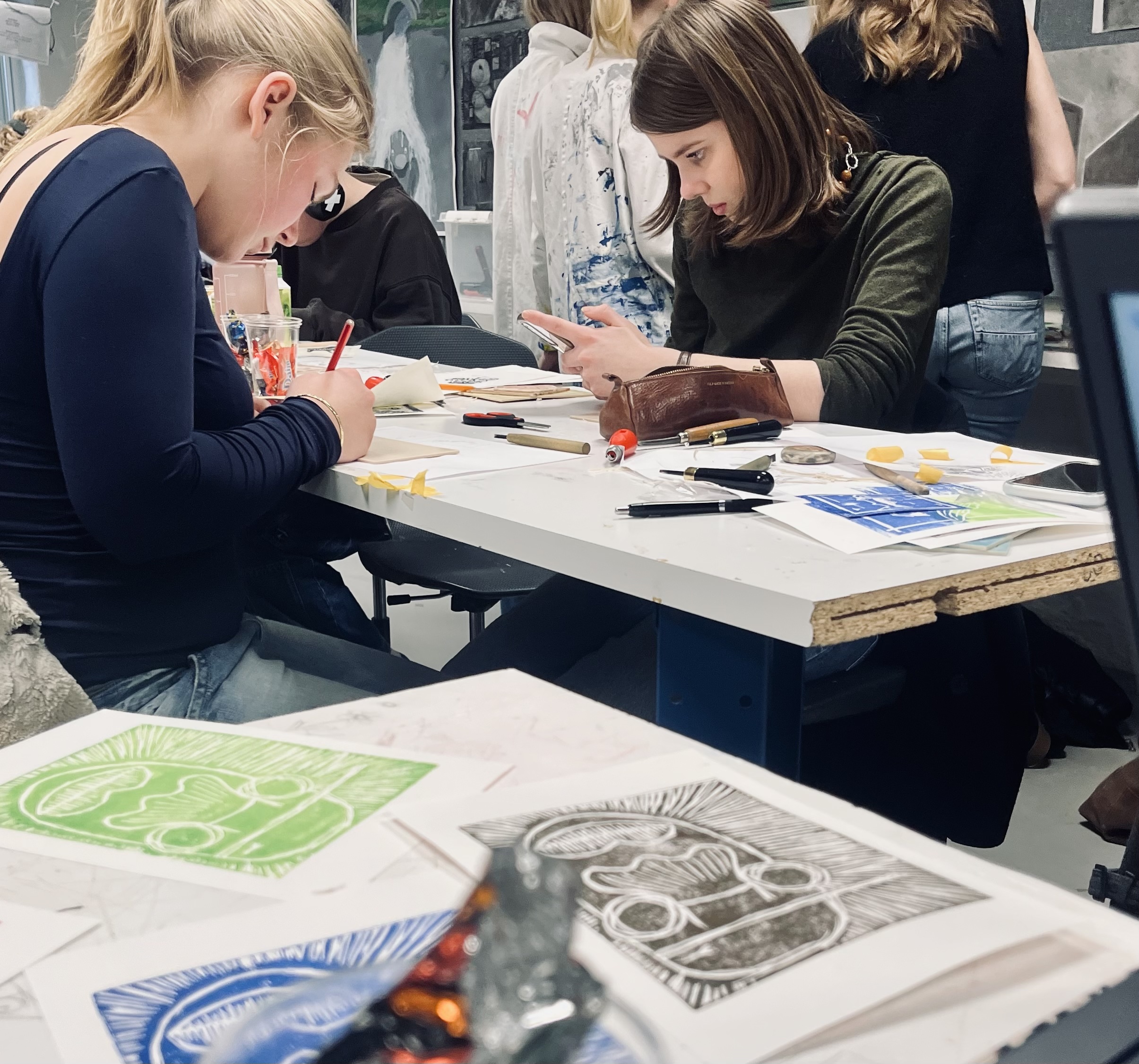 en gruppe mennesker som sitter ved et bord og ser på et kart
