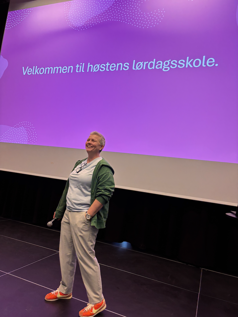 en person som står foran en skjerm