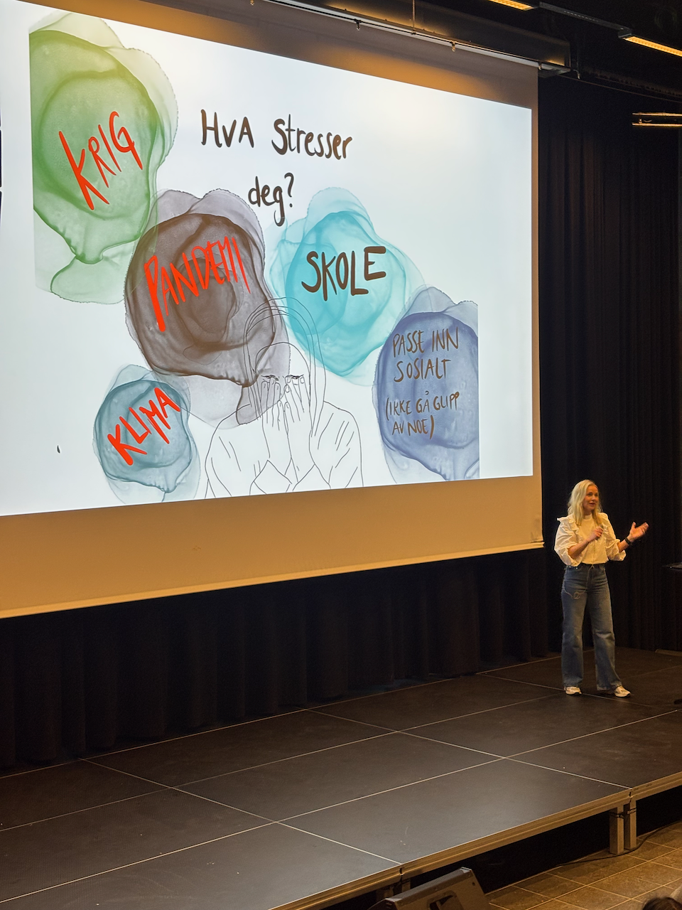 en person som står foran en stor skjerm