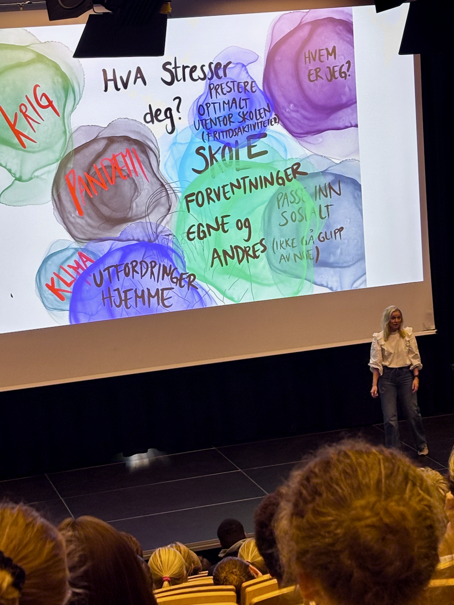 en person som står på en scene en person som står på en scene