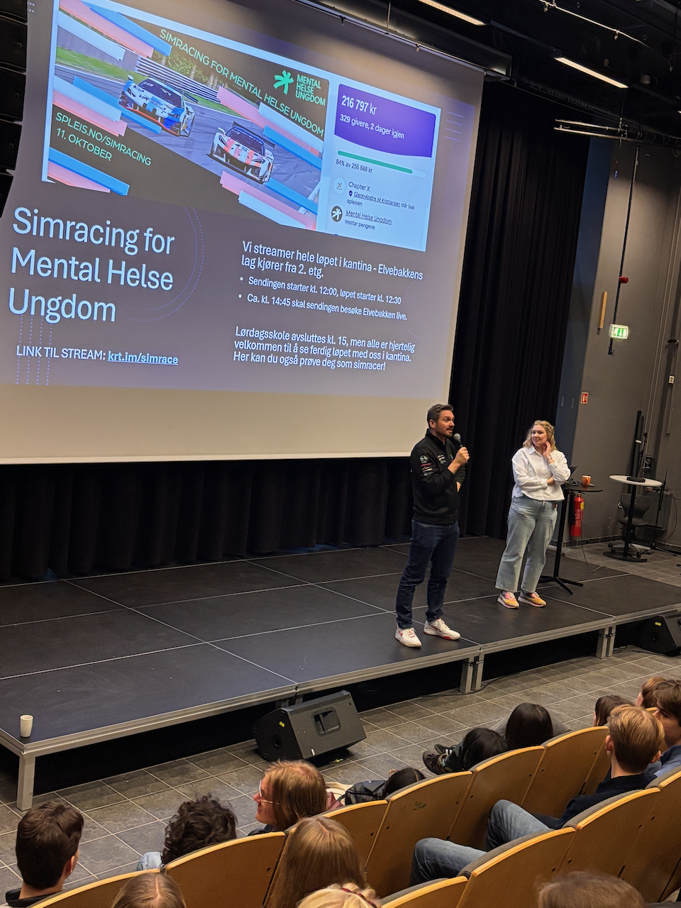 En person og person på scenen