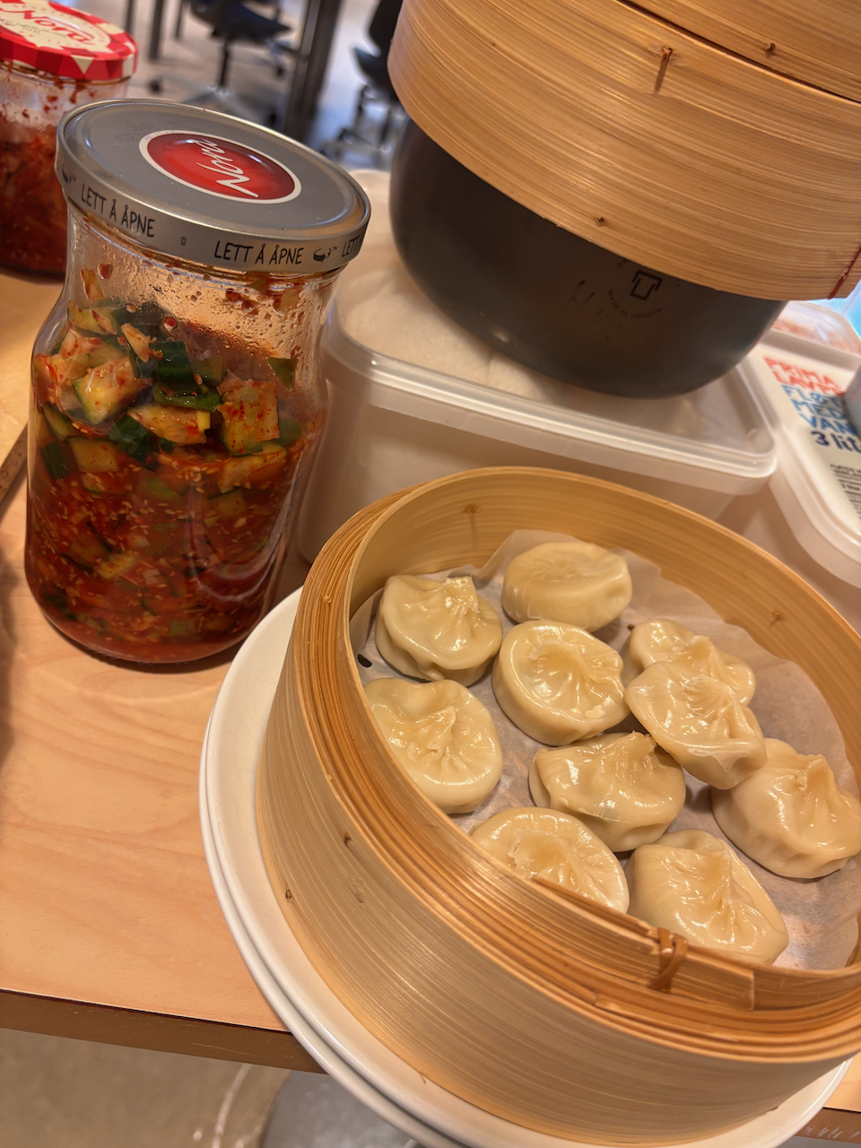 en *** med mat ved siden av en krukke med sylteagurk