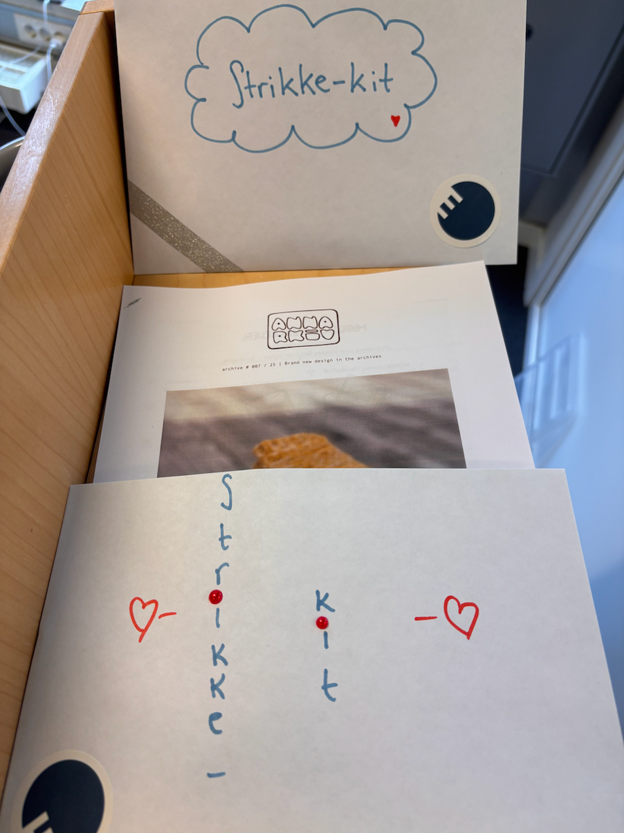 et par bokser med skrift på et par bokser med skrift på