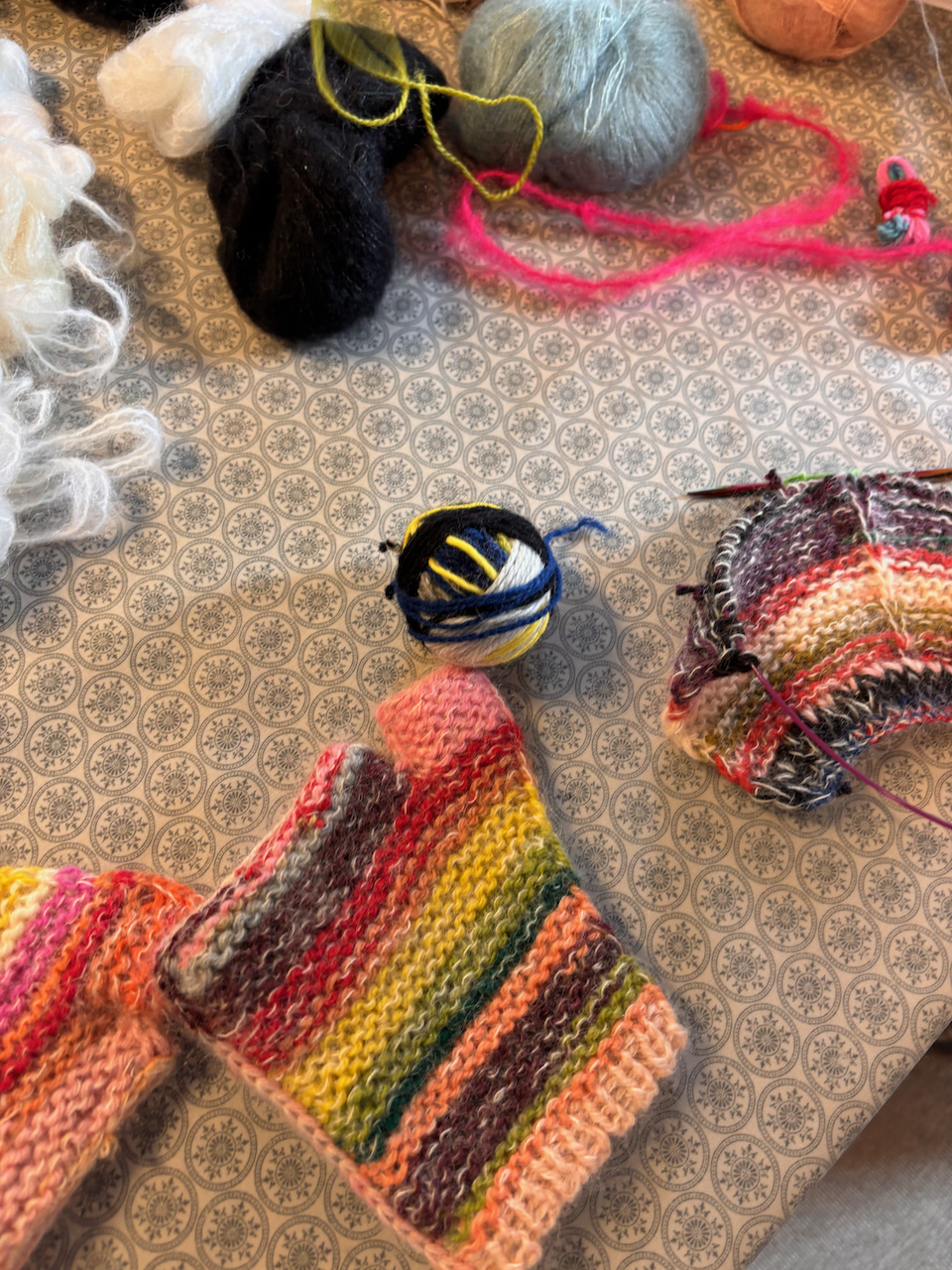 En gruppe fargerike garn