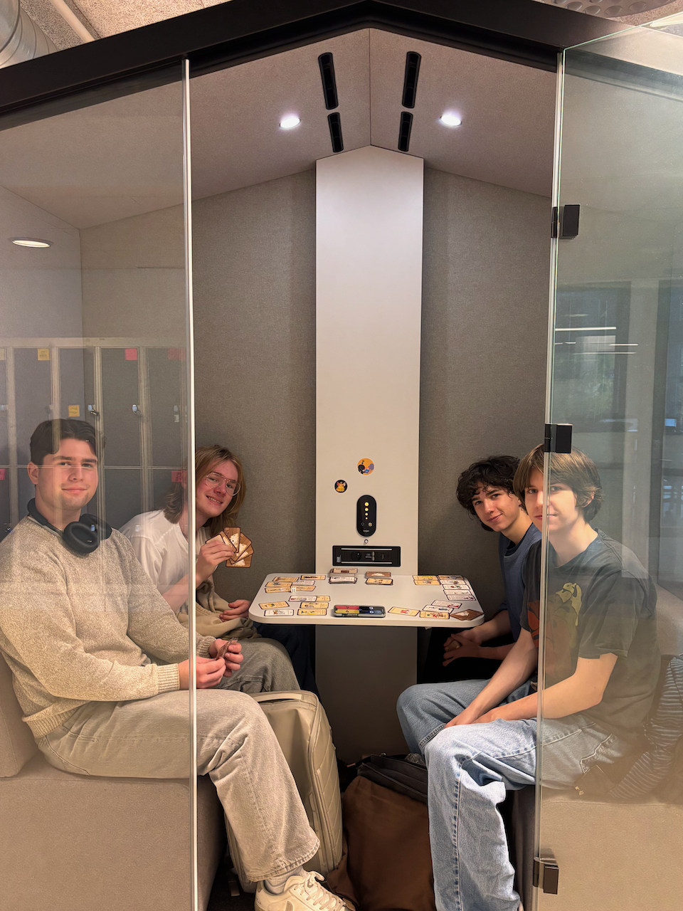 en gruppe mennesker som sitter rundt et bord