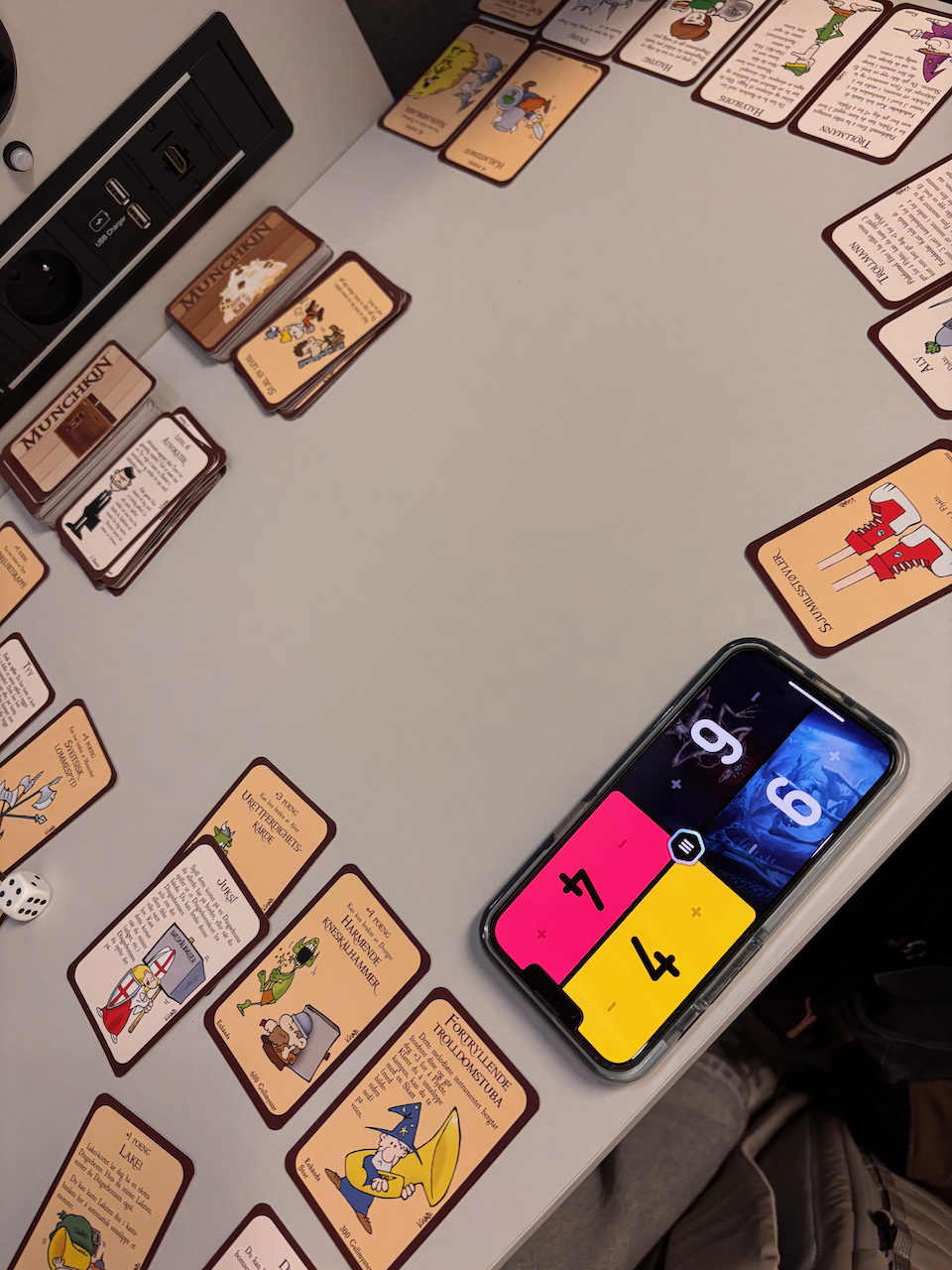 et bord med kort og en mobiltelefon på