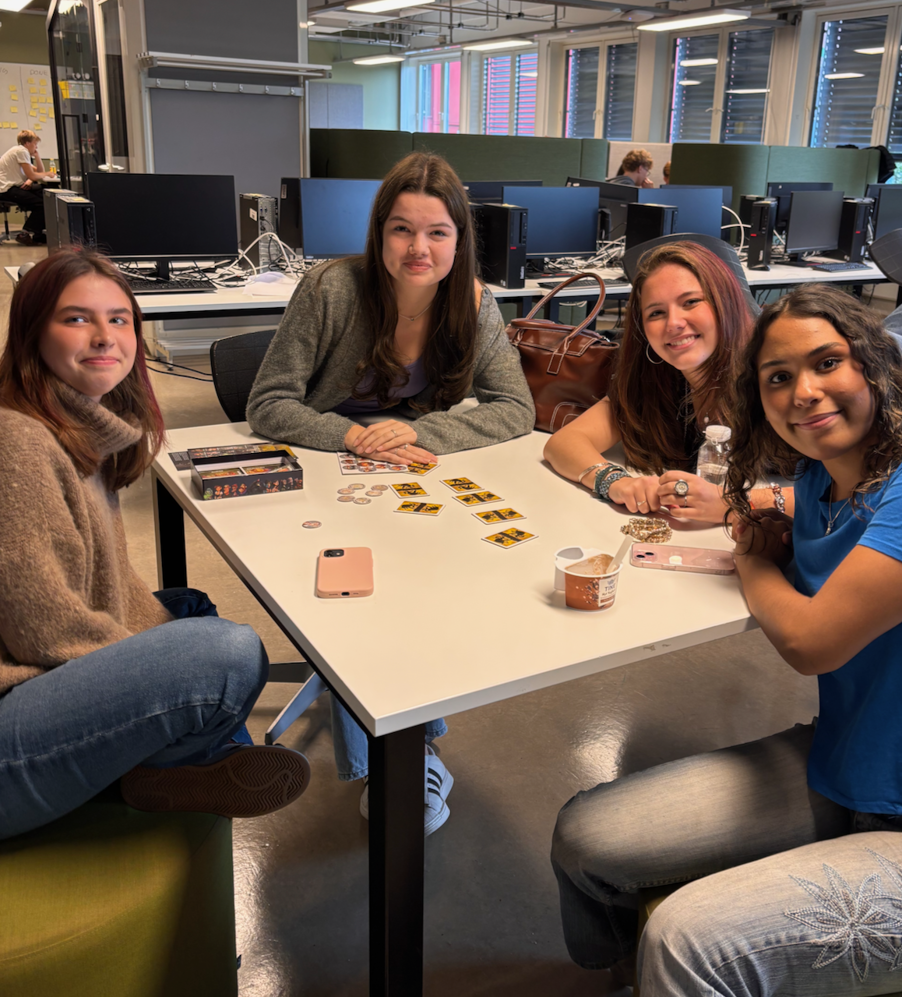 en gruppe personr som sitter ved et bord en gruppe personr som sitter ved et bord