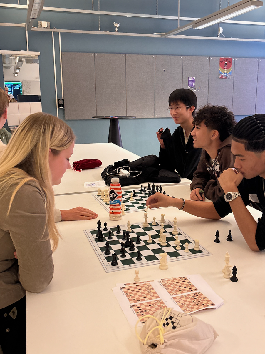 En gruppe mennesker som spiller sjakk En gruppe mennesker som spiller sjakk