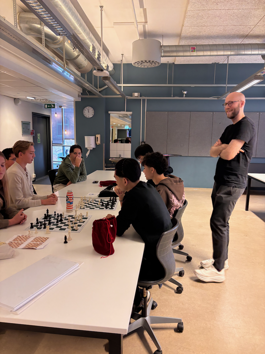 En gruppe mennesker som spiller sjakk En gruppe mennesker som spiller sjakk