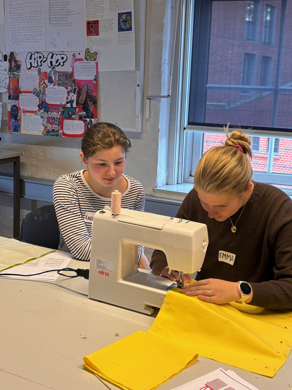 Noen få unge barnr som ser på en datamaskin