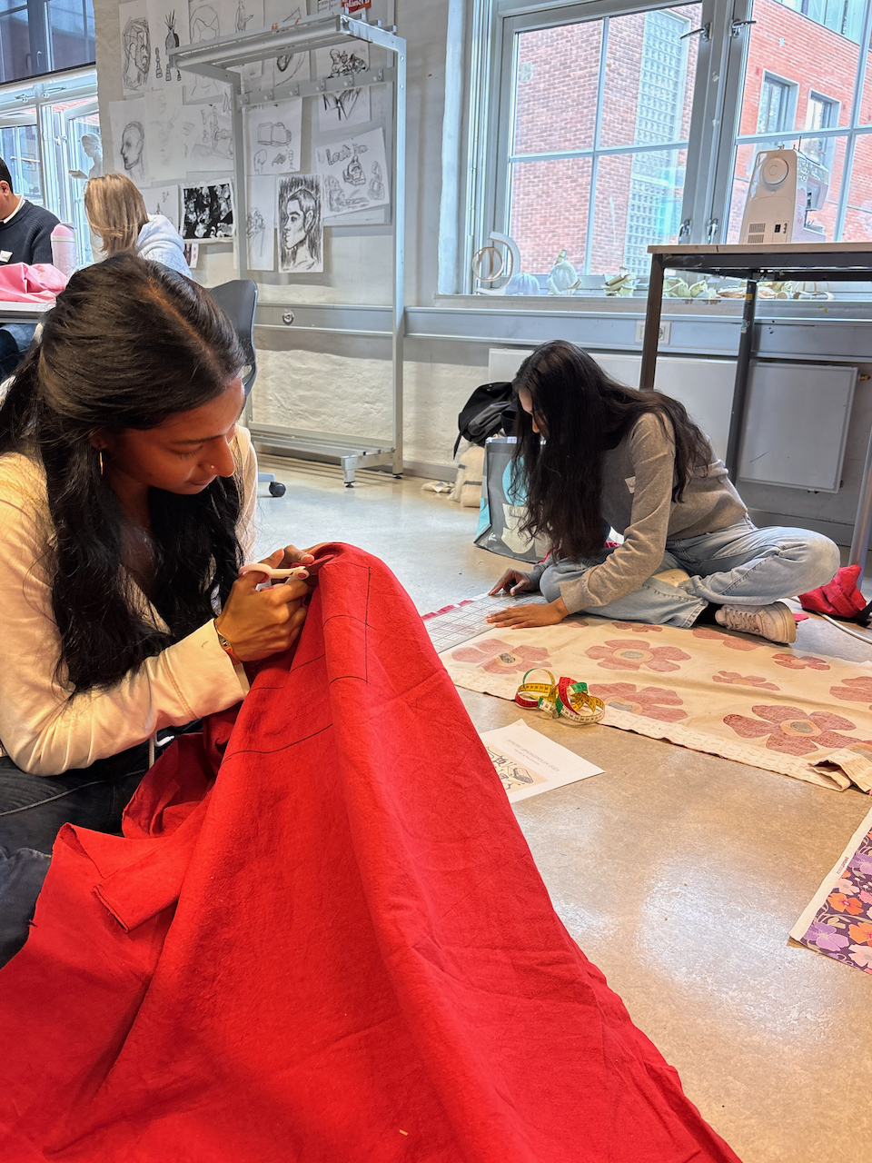 et par personr som sitter ved et bord med en rød klut på