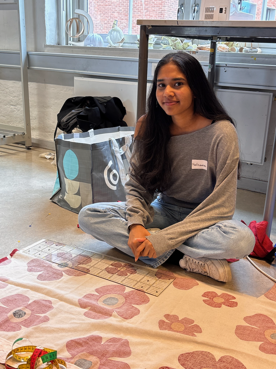 en person som sitter på gulvet