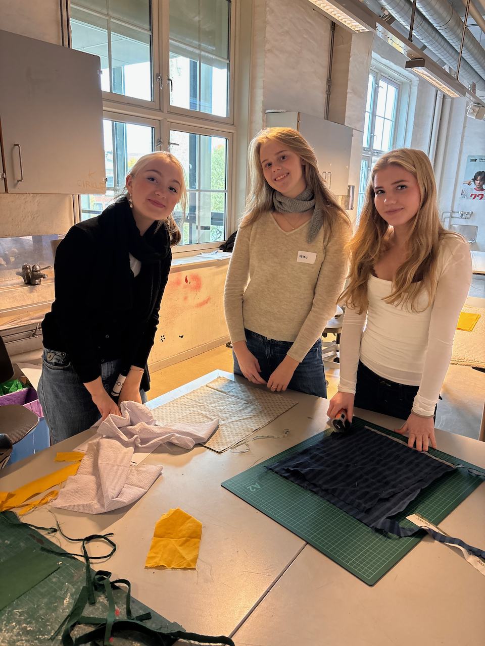 en gruppe personr som står ved siden av et bord med en modell av en bygning