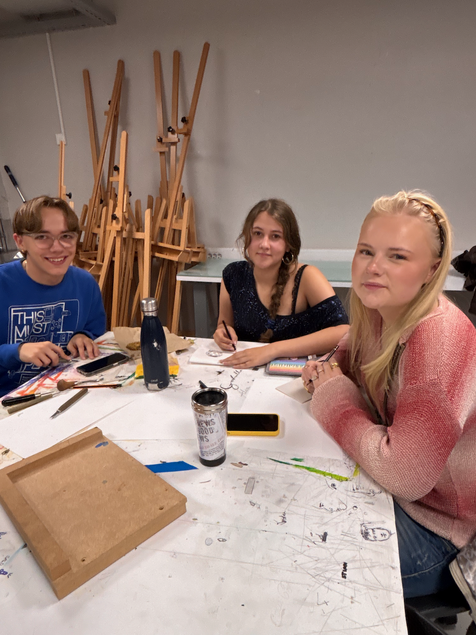 en gruppe mennesker som sitter ved et bord med en treramme og en treramme