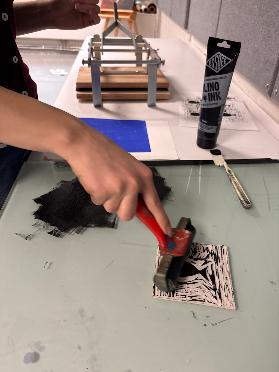 en person som maler et bilde en person som maler et bilde