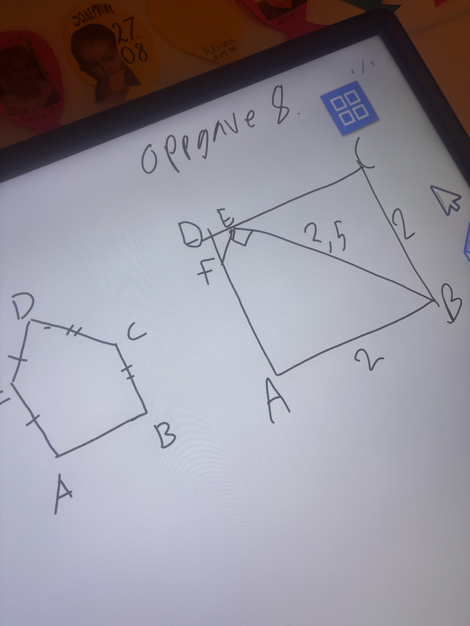 et hvitt papir med svart skrift på