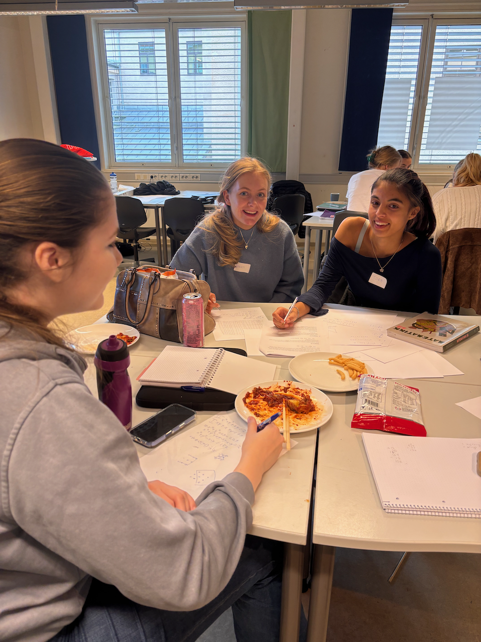 En gruppe personr som spiser pizza