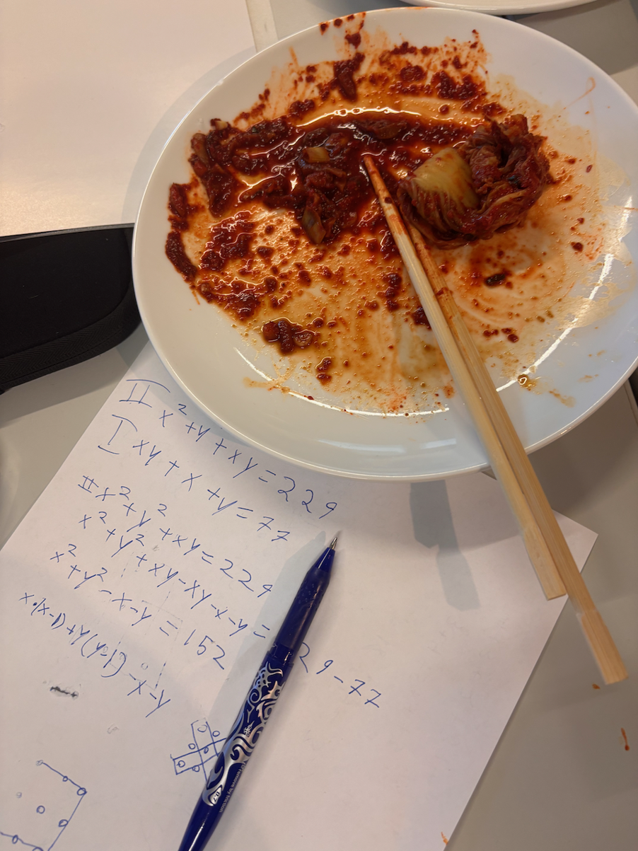 en *** med suppe med spisepinner på et bord en *** med suppe med spisepinner på et bord