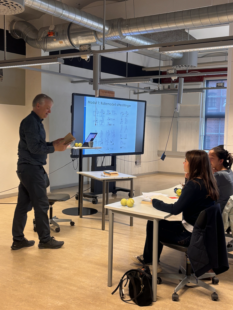 en person som viser en person noe på skjermen en person som viser en person noe på skjermen