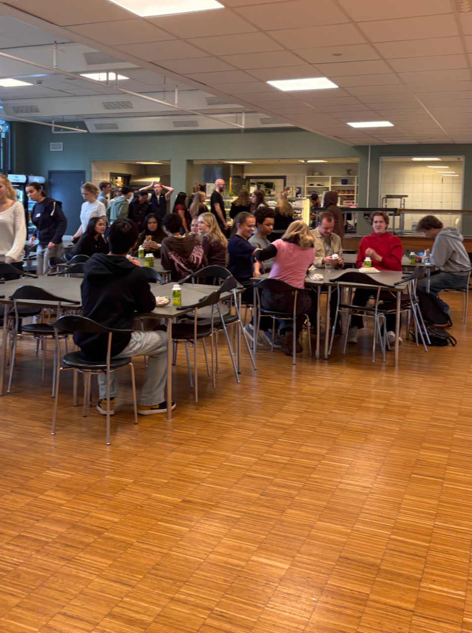 en gruppe mennesker som sitter ved bord