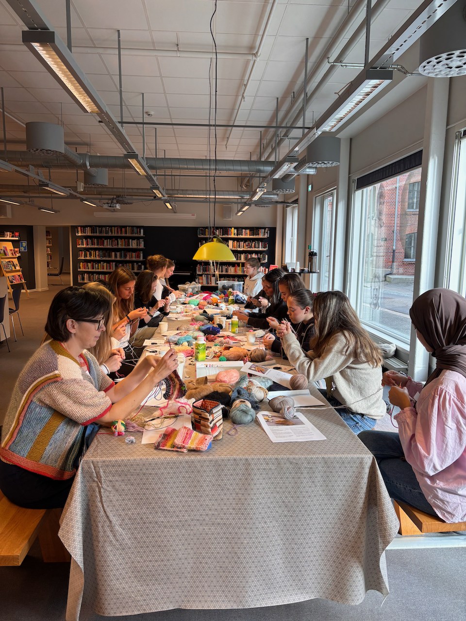 en gruppe mennesker som sitter ved et bord og spiser mat