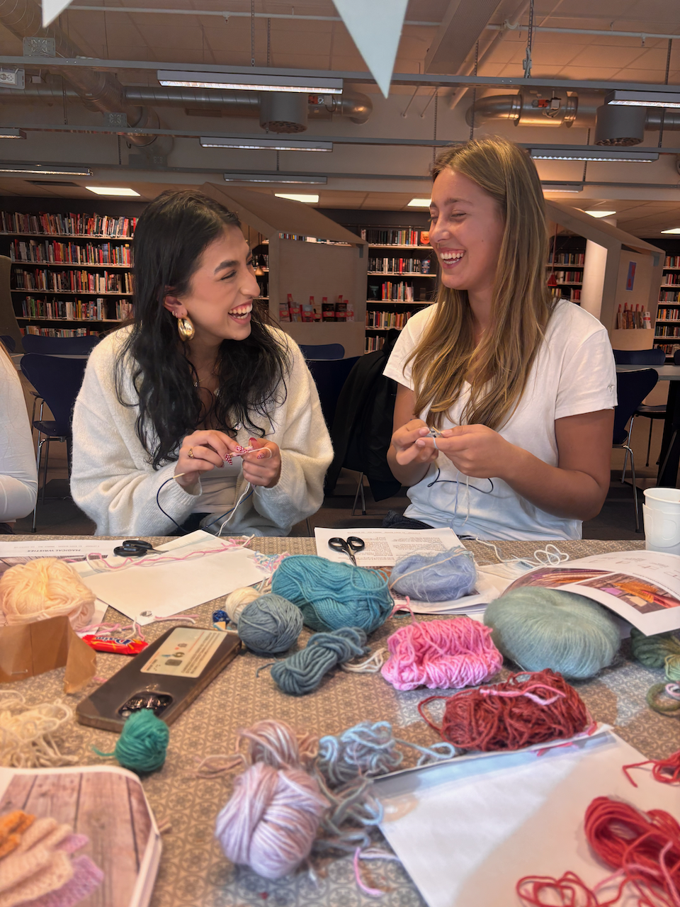 personr som sitter ved et bord