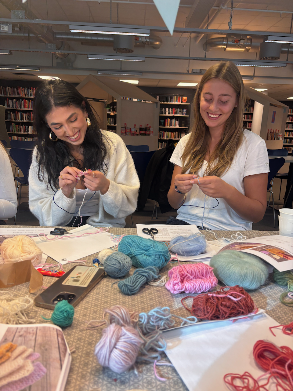 et par personr som sitter ved et bord med en rekke gjenstander