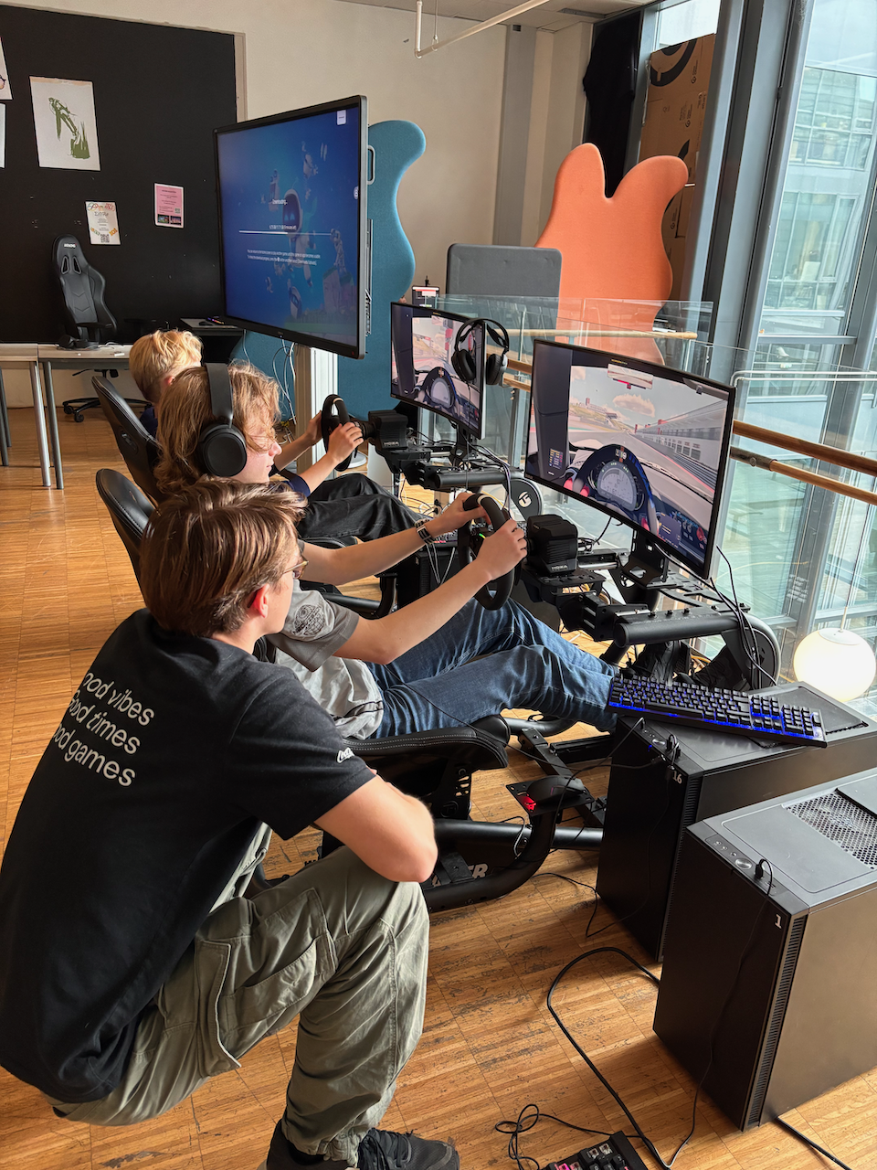 En gruppe mennesker som sitter ved datamaskiner